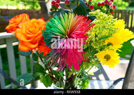 Bella bella e bouquet di fiori colorati al di fuori durante il giorno. Foto Stock