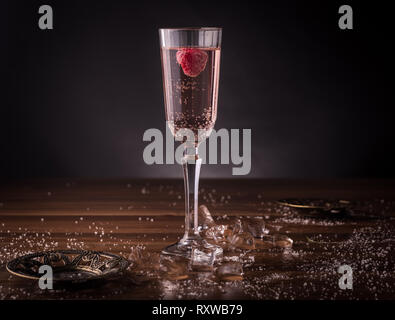 Cocktail di colore scuro su sfondo di legno. Foto Stock