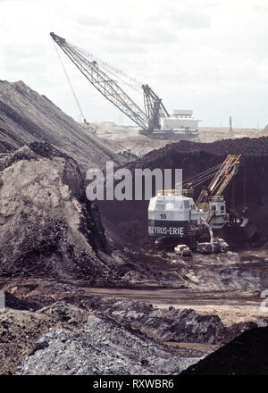 Il carbone miniere di superficie, Bucyrus Electric pala di scavo cucitura di carbone, pala lavora in distanza. Foto Stock