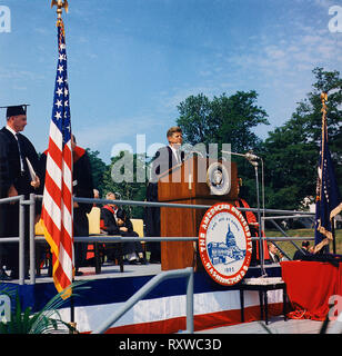 Il presidente John F Kennedy parlando a th inizio Indirizzo presso università americana. Washington, D. C., American University, John M. Reeves Campo di atletica. Giugno 1963 Foto Stock