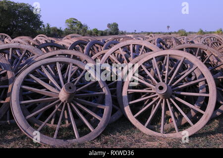 Vecchio ox carrello cimitero durante la stagione secca, Kampong Thom Provincia, in Cambogia. © Kraig Lieb Foto Stock