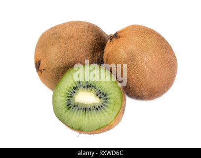 Tutto il kiwi e metà isolato senza ombra su sfondo bianco Foto Stock