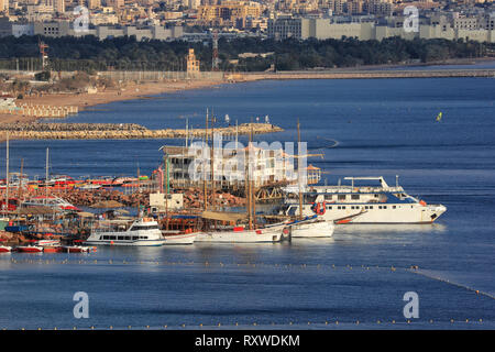 Eilat, Israele - 28 Febbraio 2019: volare oltre la costa a Eilat di Israele. Foto Stock