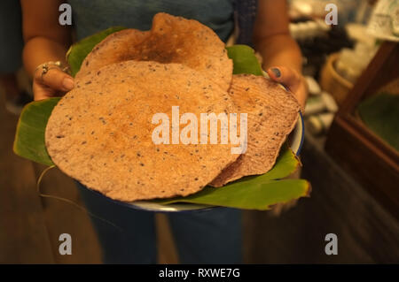 Thai dessert tradizionali spuntini o cracker kite realizzato da riso appiccicoso Foto Stock