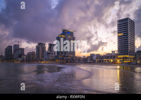 Skyline di Tel Aviv, Israele dalla spiaggia al tramonto Foto Stock