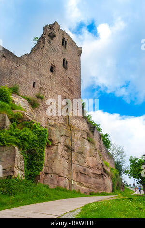 Bella vista delle rovine del castello di Hanstein in Germania dove un percorso lungo la tendina interna parete e il connesso hall costruito su una roccia naturale... Foto Stock