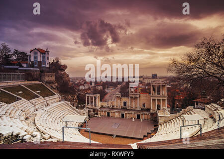 Bel tramonto vista panoramica di un antico teatro romano in Philippopolis, Moderna Plovdiv, Bulgaria Foto Stock
