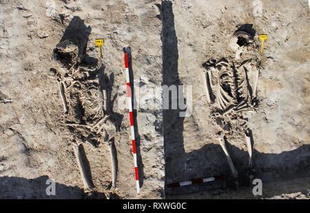 Scheletri in una sepoltura romana scoperta durante gli scavi archeologici della necropoli romana Foto Stock