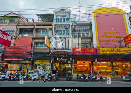 Botteghe orafe e altre vetrine, Th Pattaya Klang, Central Pattaya Road, Pattaya, Thailandia Foto Stock