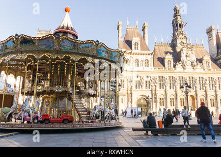 La giostra a Hôtel de Ville di Parigi, Francia. Foto Stock