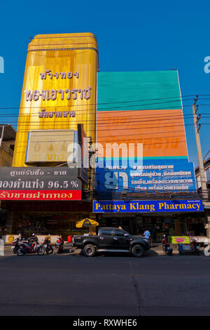 Negozio di orafi e farmacia, Th Pattaya Klang, Central Pattaya Road, Pattaya, Thailandia Foto Stock