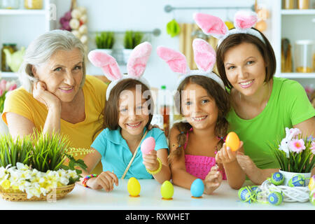 Ritratto della grande famiglia felice pittura tradizionali uova di Pasqua Foto Stock