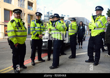 Ufficiali della Polizia Metropolitana di prepararsi alla ricerca di armi a Lewisham, Londra Sud, come parte dell'operazione scettro, che vedrà le forze in Inghilterra e Galles con scomparti di riscatto, arrestare-e-ricerca armi e spazia in una repressione concordate sul coltello la criminalità. Foto Stock