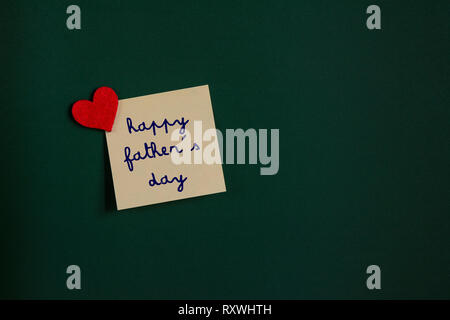 I padri felice giorno scritto su un posit sulla lavagna Foto Stock