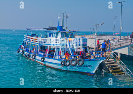 Spiaggia Tawaen Pier, Ko Lan, Thailandia Foto Stock