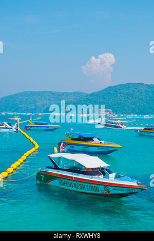 Barche, di fronte spiaggia Tawaen, Ko Lan, Thailandia Foto Stock