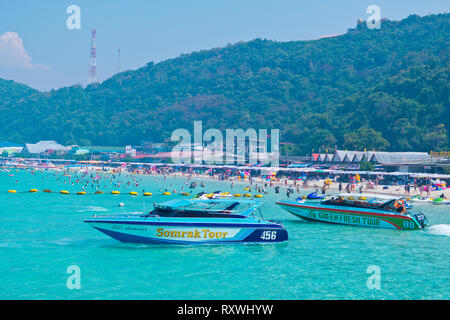 Barche, di fronte spiaggia Tawaen, Ko Lan, Thailandia Foto Stock