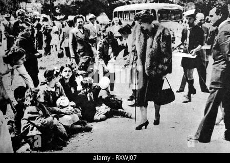 Regina Frederica della Grecia, visiti i bambini rifugiati durante la guerra civile greca 1948. Regina Frederica impostare il Queen's Camps o bambino città come una rete di 53 campi attorno la Grecia dove si dovrebbe raccogliere la maggior parte gli orfani e i bambini delle famiglie povere. Questi campi forniti tanto bisogno di riparo, cibo e istruzione Foto Stock