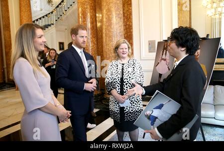 Il Duca di Sussex (centro) e Canadian Alto Commissario per il Regno Unito Janice Charette (seconda a destra) durante una visita in Canada House a Londra per un giorno del Commonwealth Evento gioventù celebrando le diverse comunità di giovani canadesi che vivono a Londra e in tutto il Regno Unito. Foto Stock