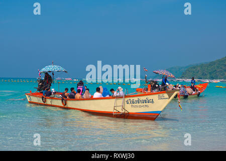 Tradizionale long tail barche, di fronte spiaggia Tawaen, Ko Lan, Thailandia Foto Stock