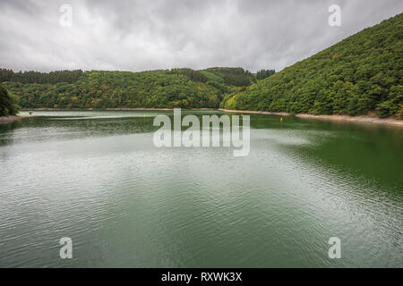 Guardando sopra la tomaia Sauer lago dalla diga, appena fuori di Esch-sur-sicuro Foto Stock