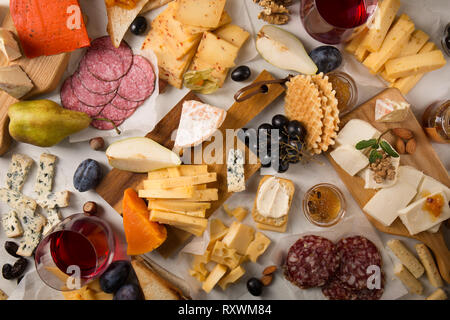 Formaggi assortiti, salsicce e frutta Foto Stock