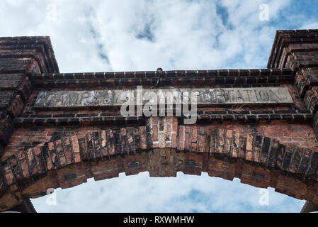 Prigione di St-Laurent du Maroni, in Guiana francese. Ingresso del campo Foto Stock