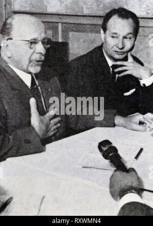 Walter Ulbricht soddisfa con Aleksander Dubcek durante la Primavera di Praga del 1968. Walter Ulbricht 1893 - 1973), tedesco comunista. Oriente capo dello stato tedesco fino alla sua morte nel 1973. Ulbricht aveva lavorato molto strettamente con Joseph Stalin nei primi anni della Repubblica democratica tedesca per assicurare che il regime è stato il più vicino potrebbe essere in Unione Sovietica. aleksander 'Dubcek (1921 - 1992), uomo politico slovacco che ha servito come il primo segretario del Partito comunista della Cecoslovacchia da gennaio 1968 ad aprile 1969. Egli ha cercato di riformare il governo comunista durante la Primavera di Praga ma è stato costretto a Foto Stock