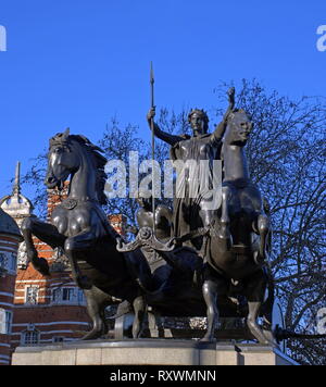 Thomas Thornycroft della statua di Boadicea e le sue figlie a Londra.. Boudica o Boudicca era una regina del British Celtic Iceni tribù, che ha guidato una ribellione contro le forze di occupazione dell'Impero Romano in AD 60 o 61, e morì poco dopo il suo fallimento, avente presumibilmente avvelenato se stessa. Lei è considerato un folk britannica eroe. Foto Stock