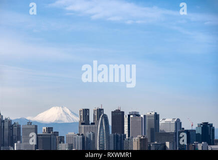 Monte Fuji con Tokyo dall'alto e grattacieli edifici di Shinjuku a Tokyo. Preso da Tokyo Bunkyo civic center observatory sky desk. Foto Stock