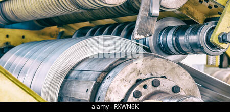 Bobina di lamiera di acciaio galvanizzato a macchina da taglio. Ambiente industriale con ferramenta e carpenteria metallica la fabbricazione di fabbrica per la produzione di metallo p Foto Stock