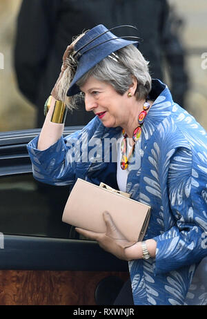 Il primo ministro Theresa Maggio arriva per il Commonwealth servizio presso l'Abbazia di Westminster, Londra. Foto Stock
