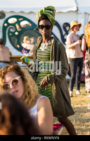 Bella ragazza a nel selvaggio festival, Kent, Regno Unito Foto Stock