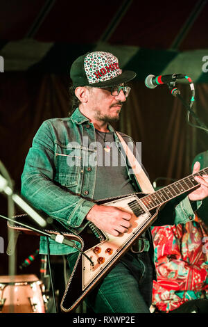 I turbanti live sul palcoscenico nel selvaggio festival, Kent, Regno Unito Foto Stock