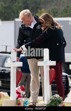U.S presidente Donald Trump e la First Lady Melania Trump visualizza attraversa a un ripiego memorial Marzo 8, 2019 in Opelika, Alabama. La regione è stata colpita da un tornado il 3 marzo uccidendo 23 persone. Foto Stock