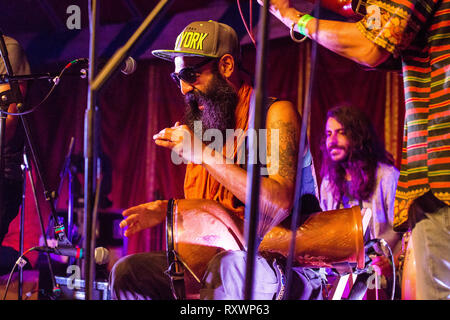 I turbanti live sul palcoscenico nel selvaggio festival, Kent, Regno Unito Foto Stock