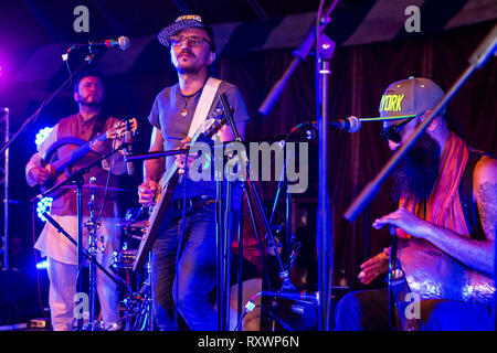 I turbanti live sul palcoscenico nel selvaggio festival, Kent, Regno Unito Foto Stock