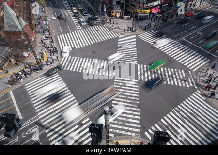 Tokyo, Giappone - 22 Febbraio 2019 - le automobili corrono attraversando intersezione stradale in corrispondenza di una delle strade trafficate in Tokyo, Giappone il 22 febbraio 2019 Foto Stock