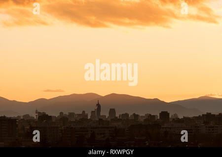 Skyline del centro città al tramonto, Santiago de Chile, Sud America Foto Stock