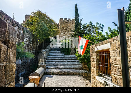 Byblos Citadel Upstairs costruita dai Crociati con bandiera libanese Foto Stock