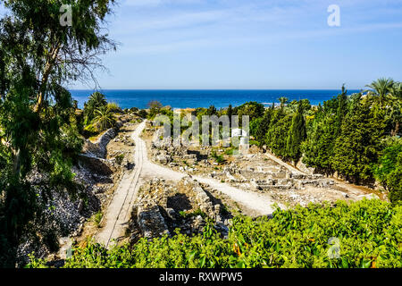 Byblos crociati Cittadella Dintorni rovine con cortile e vista mare Foto Stock