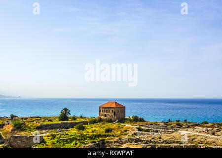 Byblos crociati cittadella rovine del cortile con Othman Al Housami House vista mare Foto Stock
