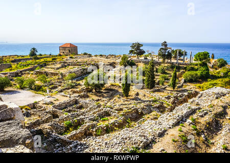Byblos crociati cittadella rovine del cortile con Othman Al Housami House vista mare Foto Stock