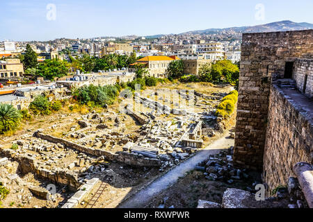 Byblos crociati cittadella rovine del cortile con vista città Foto Stock