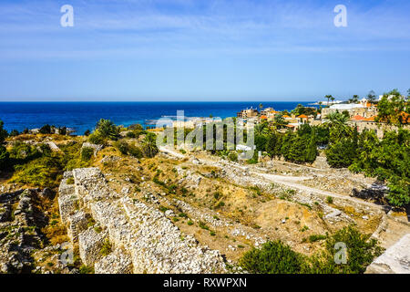 Byblos crociati cittadella rovine del cortile con la città e con vista sul mare Foto Stock