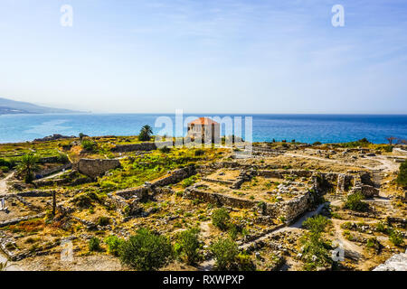Byblos crociati cittadella rovine del cortile con Othman Al Housami House vista mare Foto Stock