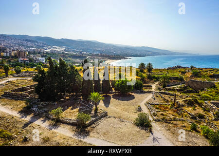 Byblos crociati cittadella rovine del cortile con il paesaggio e con vista sul mare Foto Stock