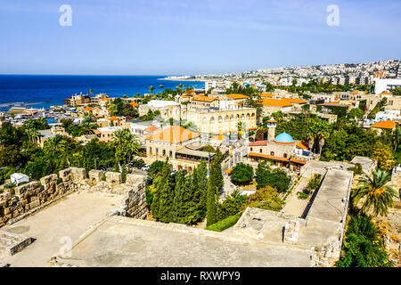 Byblos crociati cittadella rovine del cortile con il paesaggio e con vista sul mare Foto Stock