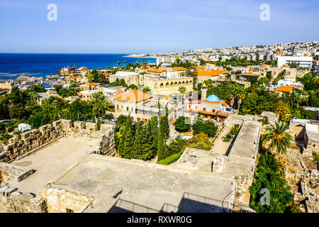 Byblos crociati cittadella rovine del cortile con il paesaggio e con vista sul mare Foto Stock