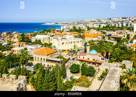 Byblos crociati cittadella rovine del cortile con il paesaggio e con vista sul mare Foto Stock